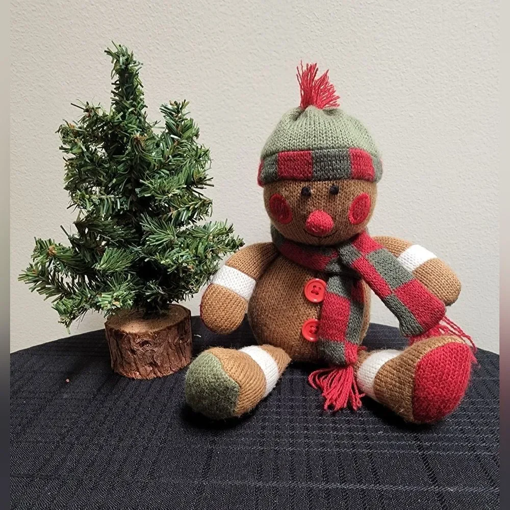 Gingerbread Man Plush Toy/Holiday Decor With Hat & Scarf Target 2011 Knit Toy